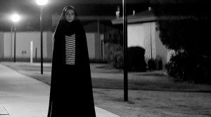 Una chica vuelve a casa sola de noche