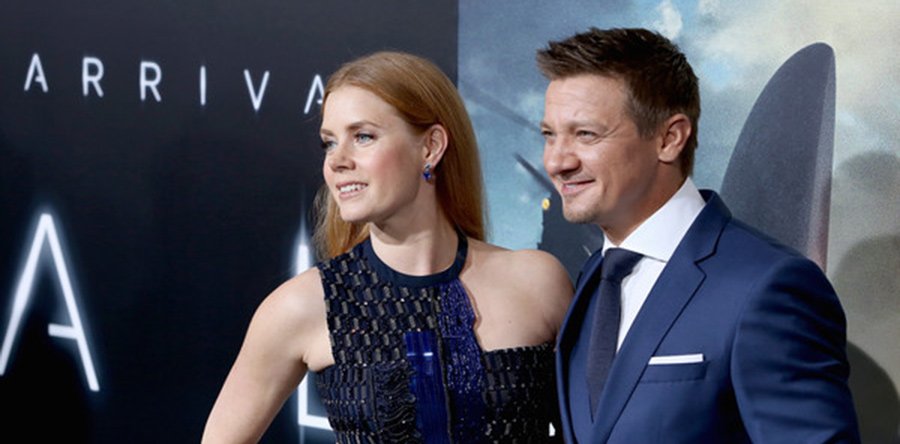 LA LLEGADA premiere: Llegada puntual