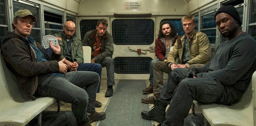 THE PREDATOR avance: Pasajeros al bus