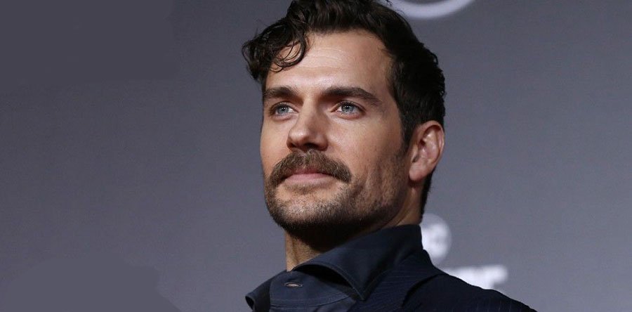 HENRY CAVILL noticia: Adiós, mostacho, adiós