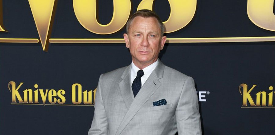 PUÑALES POR LA ESPALDA premiere: Premiere apuñalada